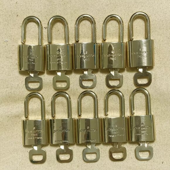 LOUIS VUITTON LV 10 SET PADLOCK KEY CHARM CADENA GOLD-PLATED FRANCE - Picture 2 of 4
